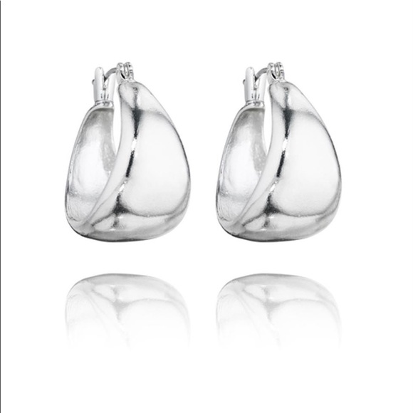 Chloe and Isabel La Lune Sculpted Collar Necklace and Hoop Earrings Set - Picture 10 of 11